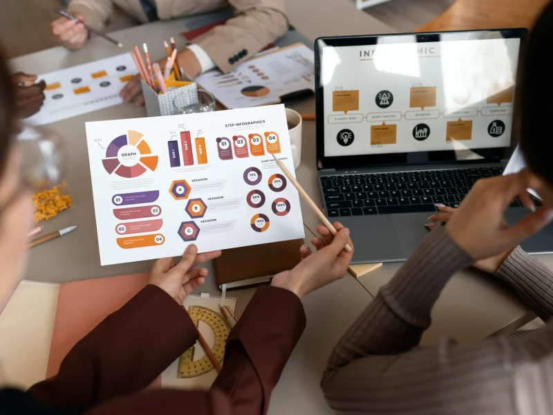 Cliente satisfecho visualizando su web en una tablet.