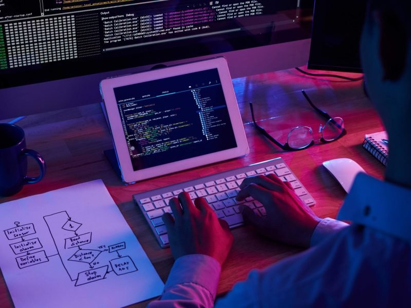 Computador portátil mostrando sitio web de empresa bogotana.